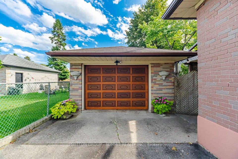 8 Woolton Crescent, Toronto, ON M6M 4K9 – photo 3
