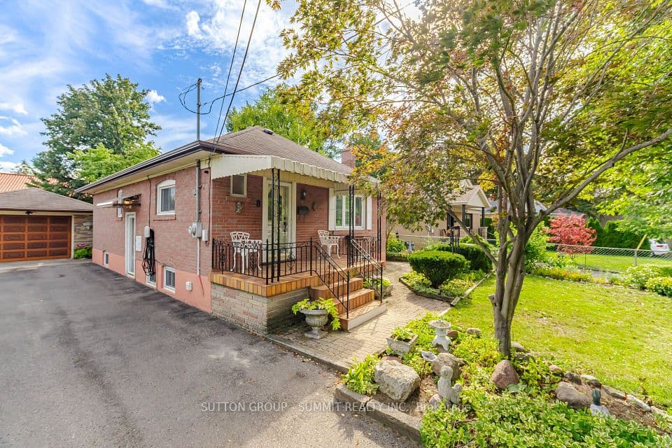 8 Woolton Crescent, Toronto, ON M6M 4K9 – photo 2