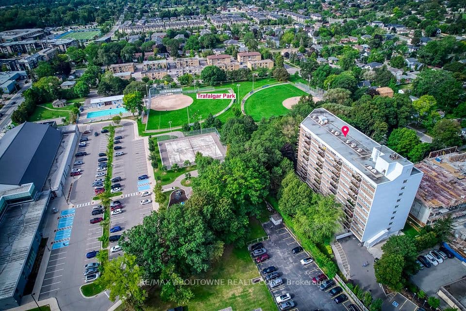 212 Kerr Street 906, Oakville, ON L6K 3B1 – main photo
