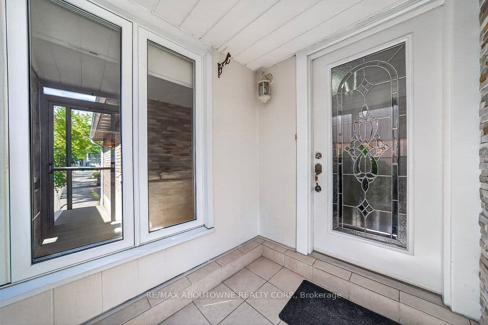 668 Greycedar Crescent, Mississauga, ON L4W 3J7 – photo 3