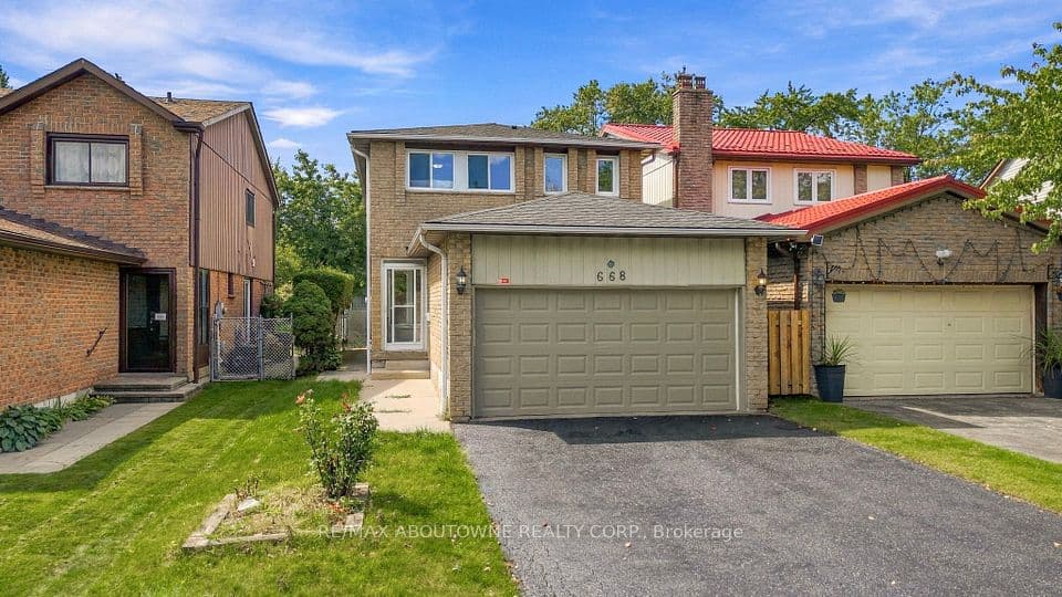 668 Greycedar Crescent, Mississauga, ON L4W 3J7 – photo 2