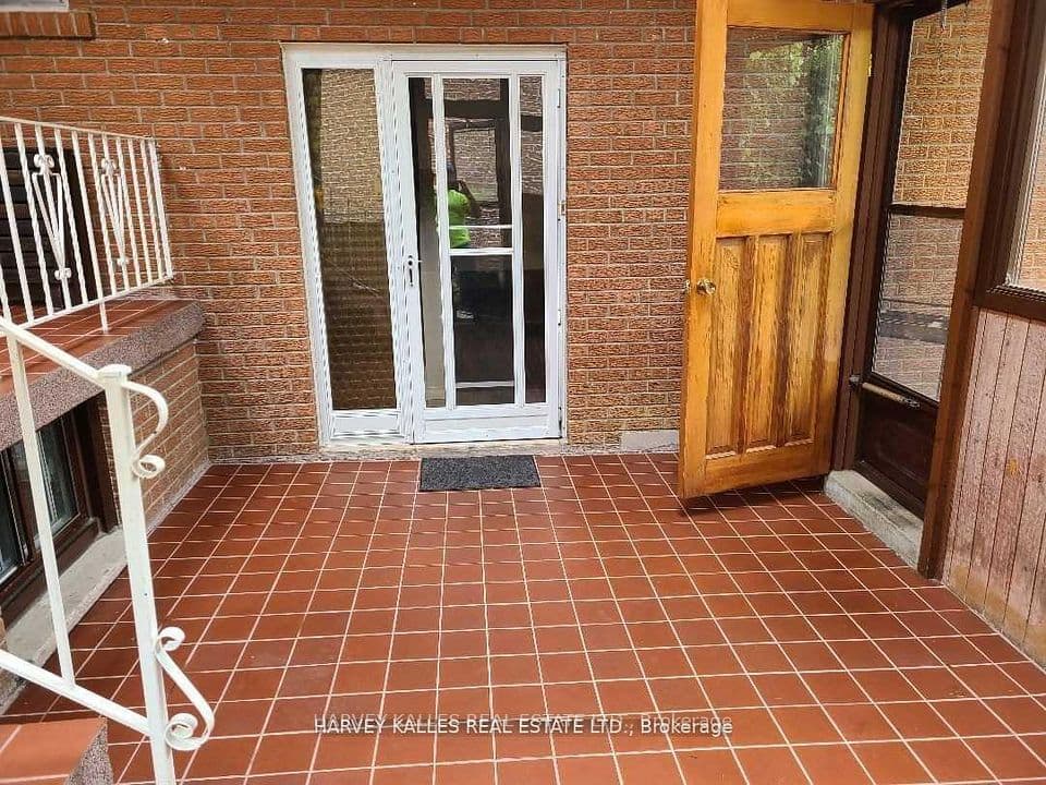 2379 Hensall Street, Mississauga, ON L5A 2T1 – photo 2