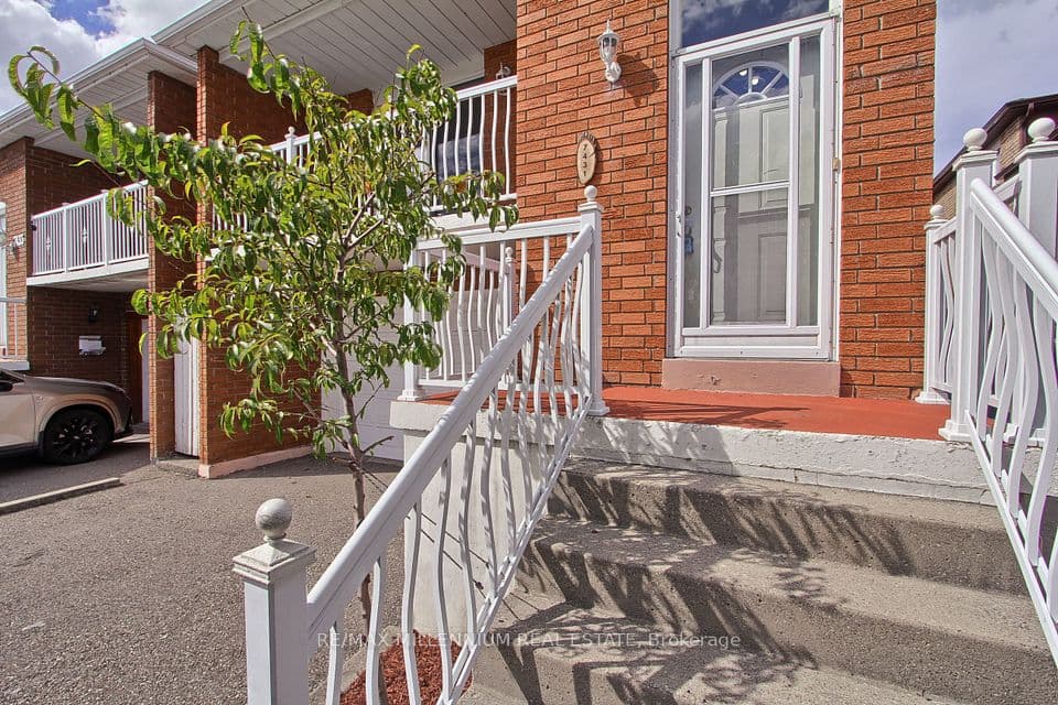 7431 Sigsbee Drive, Mississauga, ON L4T 3S5 – photo 3