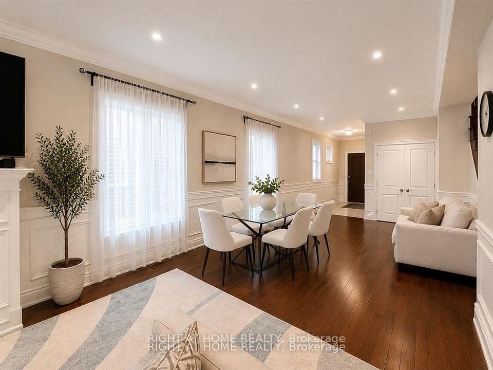 1049 Greaves Avenue, Mississauga, ON L5E 1W4 – photo 2