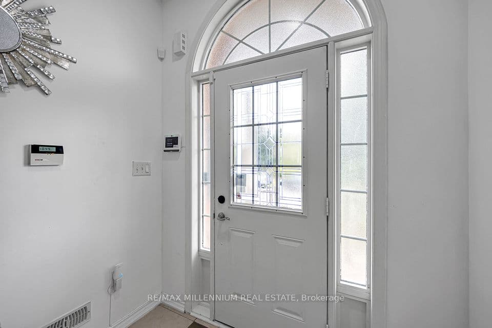 39 Decker Hollow Circle, Brampton, ON L6X 0K9 – photo 3