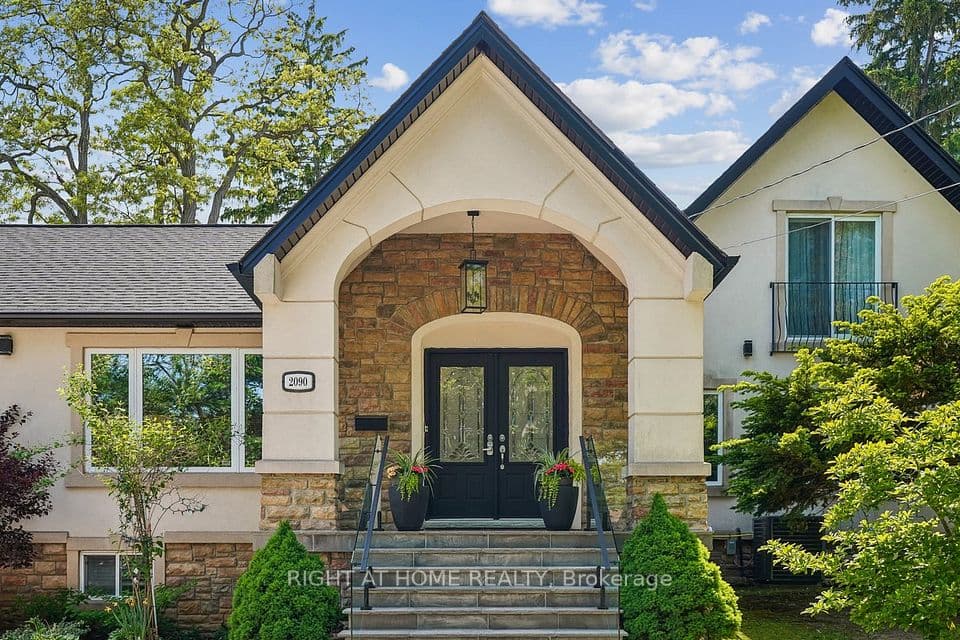 2090 Stonehouse Crescent, Mississauga, ON L5H 3J1 – main photo