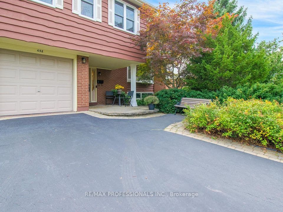 652 Meadow Lane, Burlington, ON L7L 4R8 – photo 3