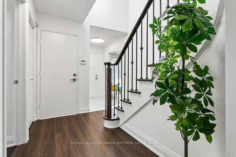 1287 Willowbank Trail, Mississauga, ON L4W 3P9 – photo 2