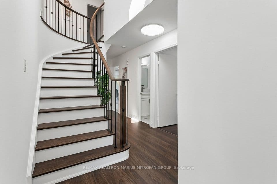 1287 Willowbank Trail, Mississauga, ON L4W 3P9 – photo 3