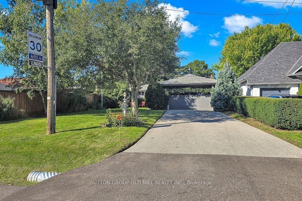4 Ravenscrest Drive, Toronto, ON M9B 5M7 – photo 2