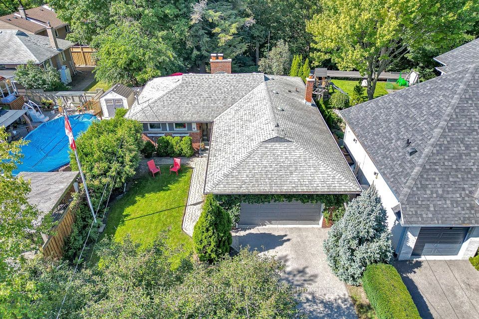 4 Ravenscrest Drive, Toronto, ON M9B 5M7 – main photo