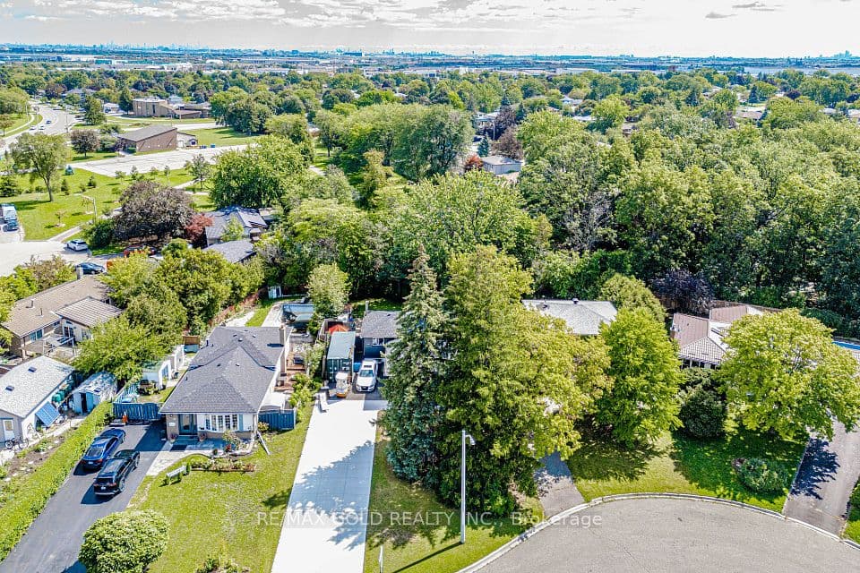 44 Deloraine Drive, Brampton, ON L6T 1T7 – photo 2