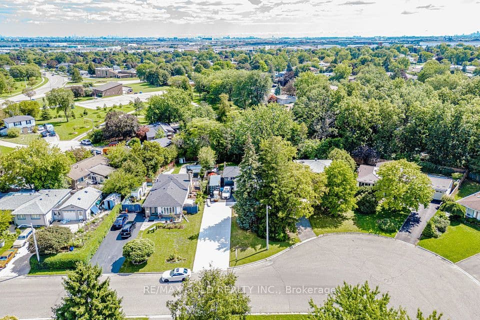 44 Deloraine Drive, Brampton, ON L6T 1T7 – main photo
