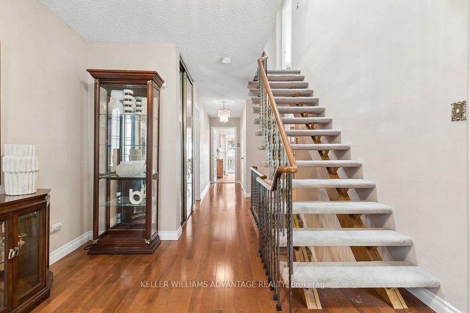 2192 Castlestone Court, Mississauga, ON L5B 1Y1 – photo 3