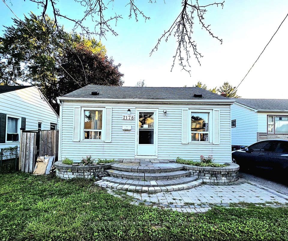 7178 Lancaster Avenue, Mississauga, ON L4T 2L2 – main photo