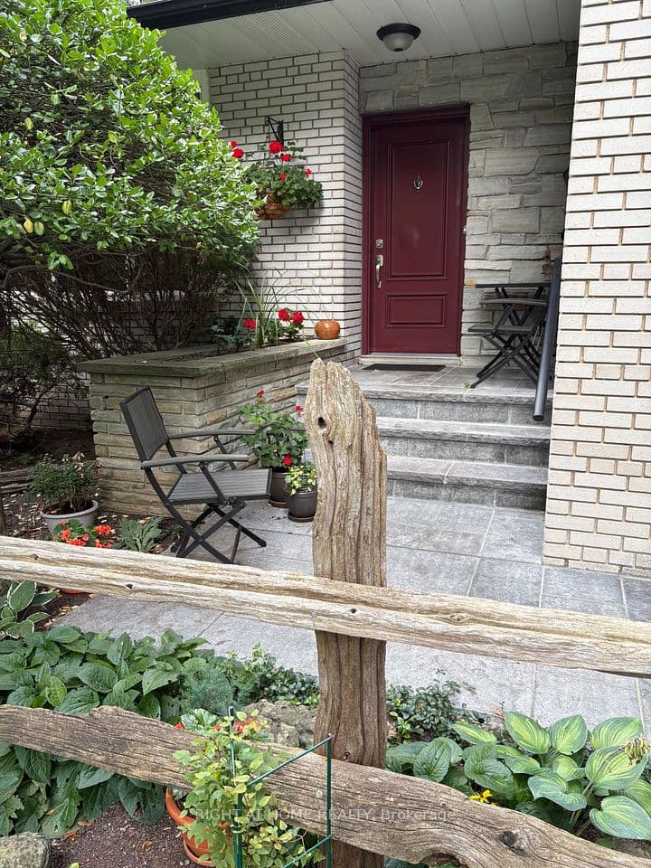 3325 Enniskillen Circle, Mississauga, ON L5C 2M9 – photo 3
