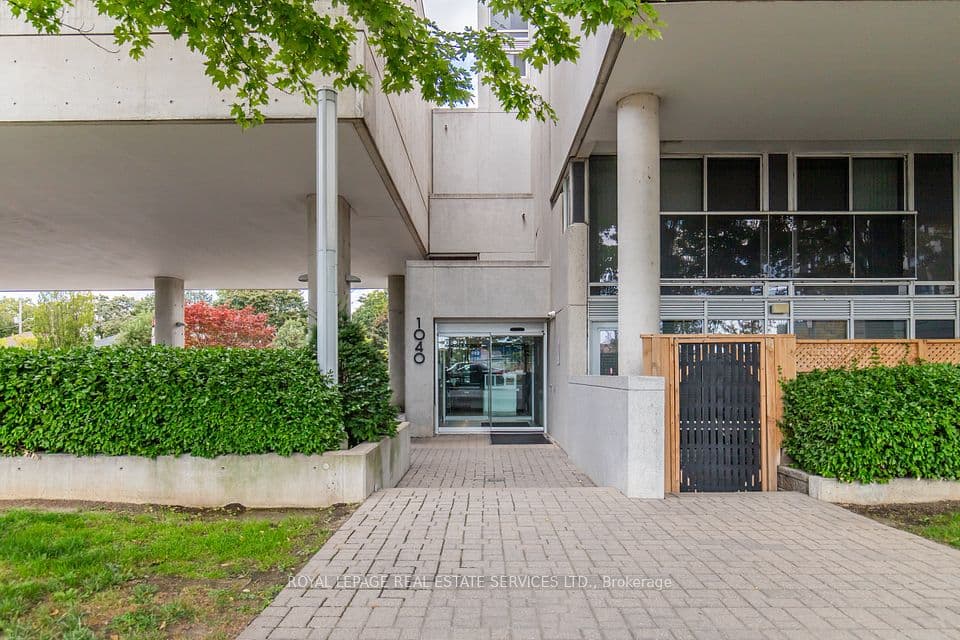 1040 The Queensway 215, Toronto, ON M8Z 0A7 – photo 2