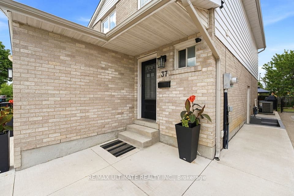37 Cathy Jean Crescent, Toronto, ON M9V 4T2 – photo 2