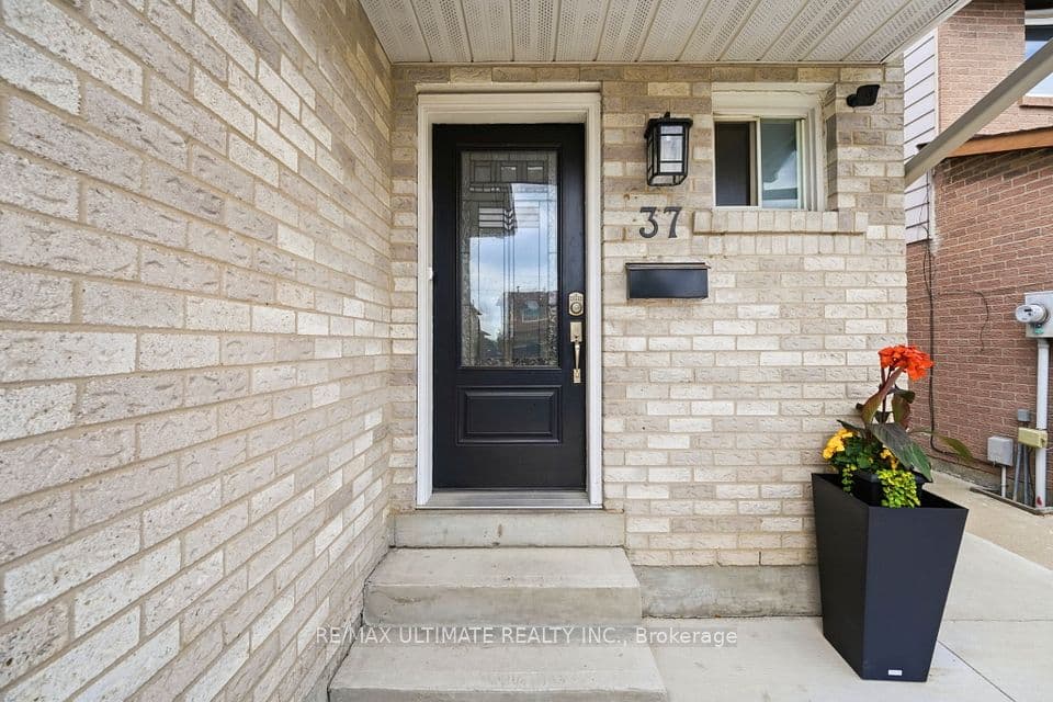 37 Cathy Jean Crescent, Toronto, ON M9V 4T2 – photo 3