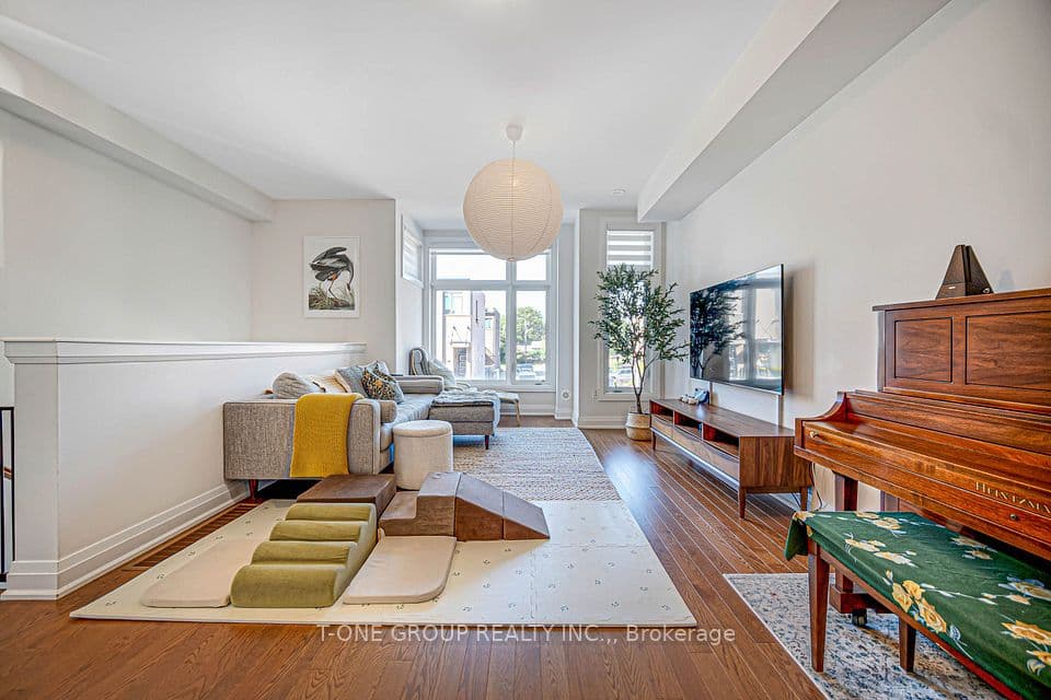 17 Wild Rose Gardens, Toronto, ON M6L 0A5 – photo 2