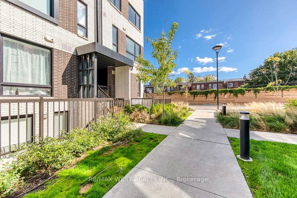 40 Ed Clark Gardens Boulevard 3, Toronto, ON M6N 0B5 – photo 3