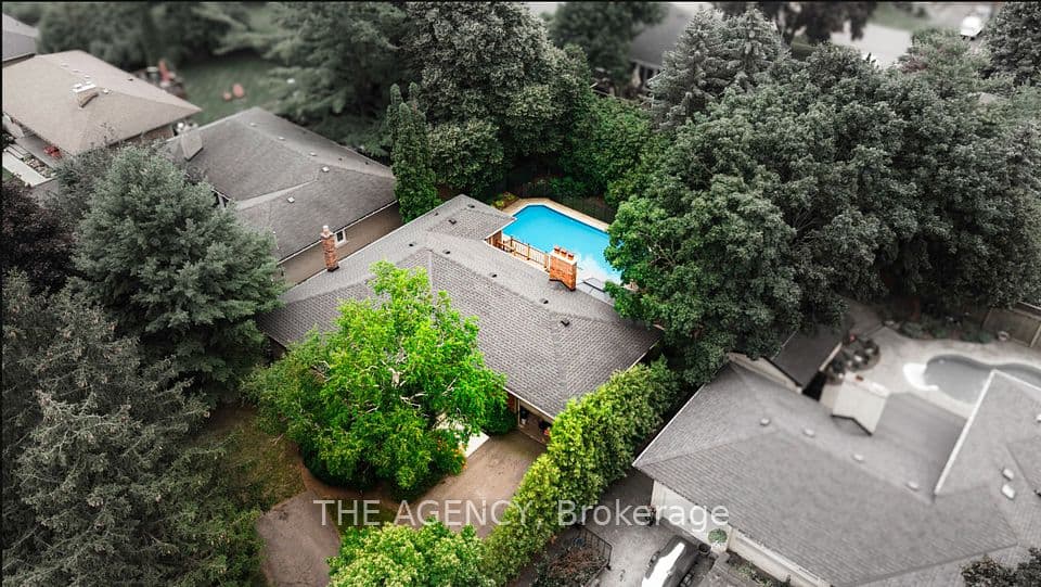 261 Wales Crescent, Oakville, ON L6L 3X8 – main photo