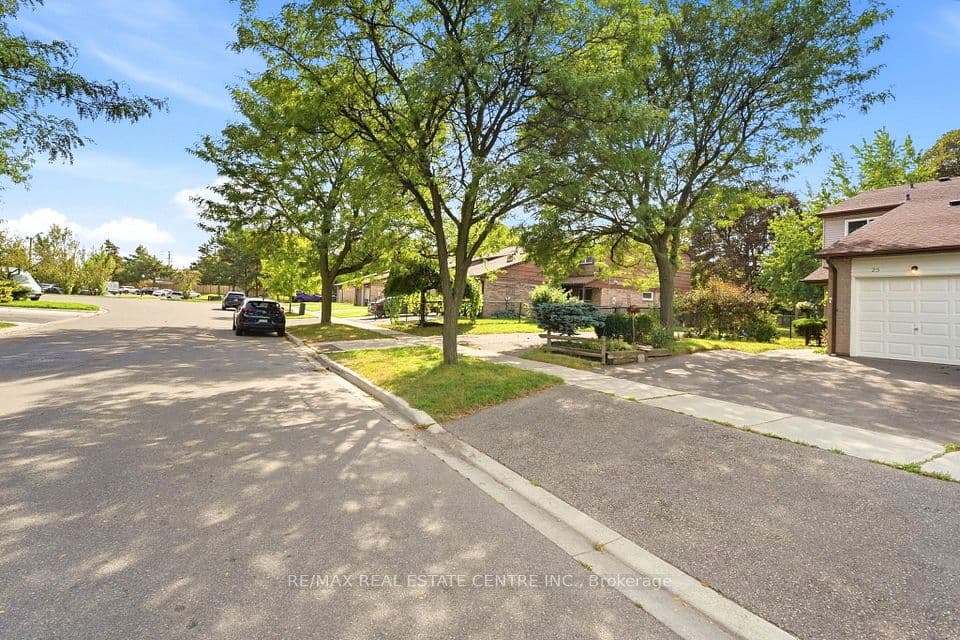 25 Scottsdale Court, Brampton, ON L6W 3R8 – photo 3