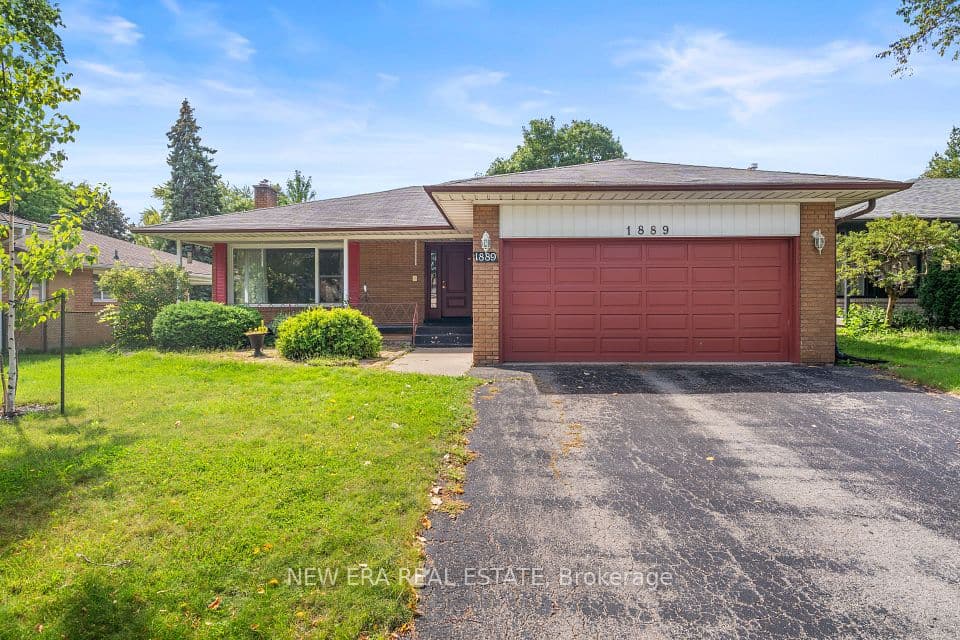 1889 Steepbank Crescent, Mississauga, ON L4X 1T9 – main photo