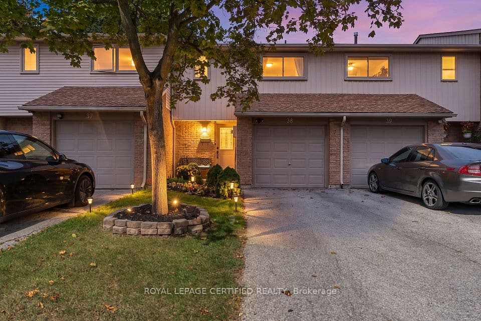 1532 Lancaster Drive 38, Oakville, ON L6H 2Z3 – photo 2