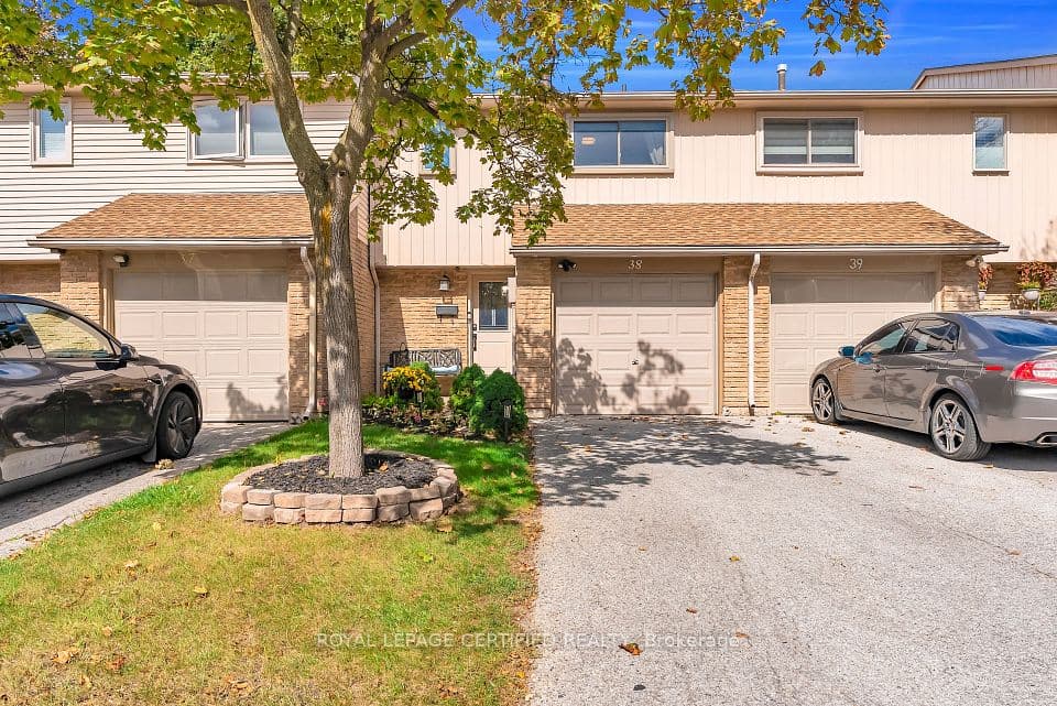 1532 Lancaster Drive 38, Oakville, ON L6H 2Z3 – main photo