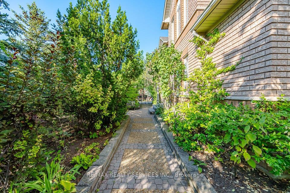 8 Riverbank Road, Brampton, ON L6R 2H6 – photo 2