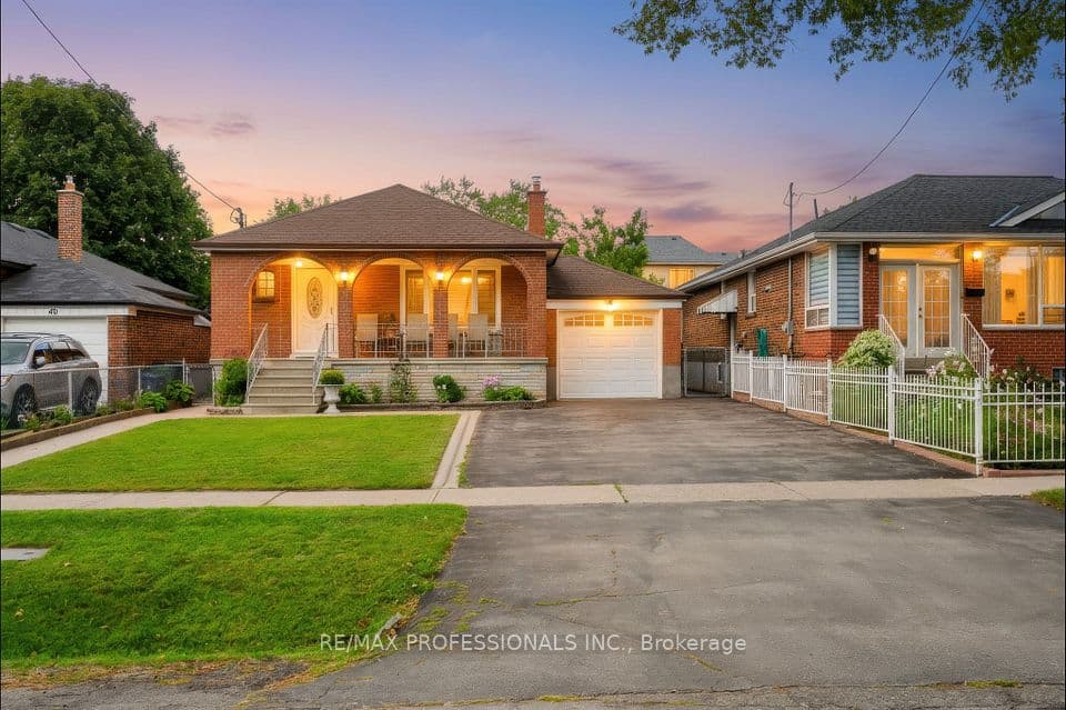 42 Woolgar Avenue, Toronto, ON M8Z 4Y7 – main photo