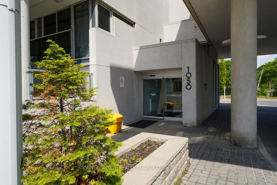 1050 The Queensway 207, Toronto, ON M8Z 0A8 – photo 2