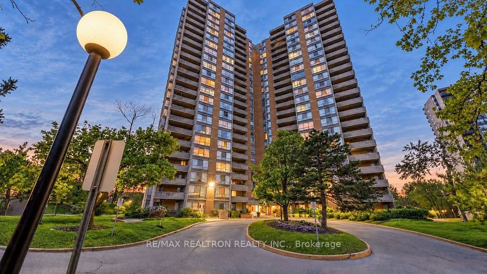 10 Martha Eaton Way 1411, Toronto, ON M6M 5B3 – main photo