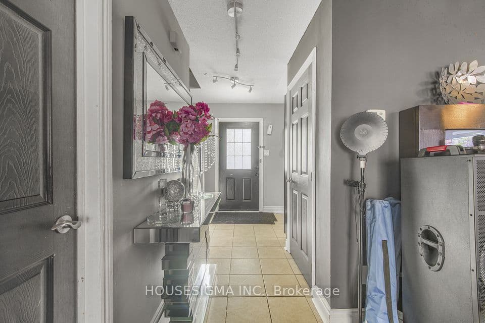 105 Hansen Road N 61, Brampton, ON L6V 3C9 – photo 2