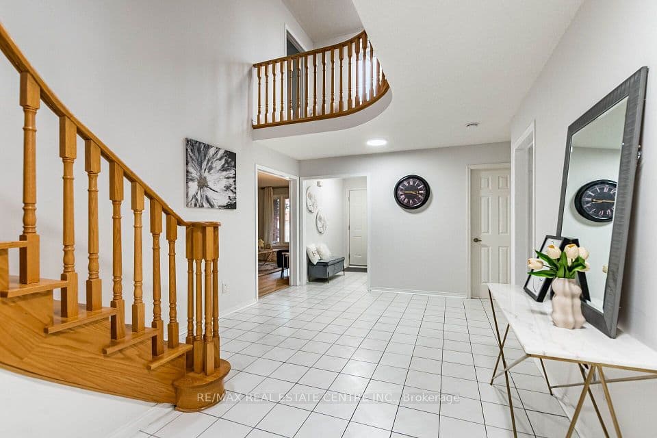 829 Stargazer Drive, Mississauga, ON L5V 1C5 – photo 3
