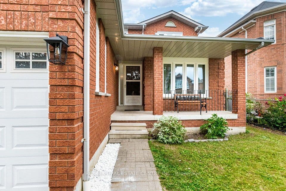 829 Stargazer Drive, Mississauga, ON L5V 1C5 – photo 2