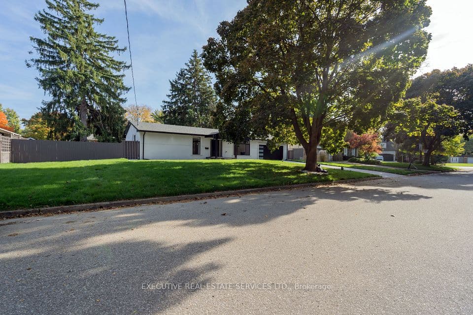 646 Sequin Crescent, Mississauga, ON L5H 1W5 – photo 3