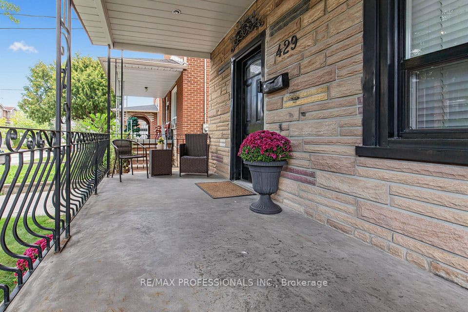429 Gilbert Avenue, Toronto, ON M6E 4X2 – photo 3