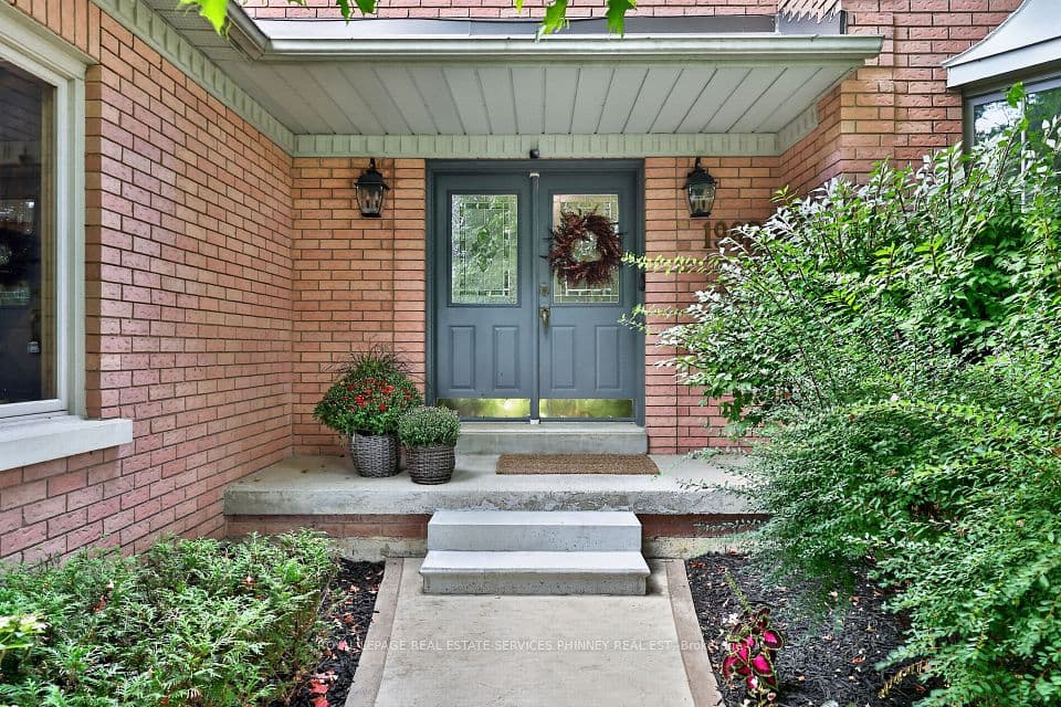 1962 Calgary Court, Mississauga, ON L5H 4J1 – photo 2