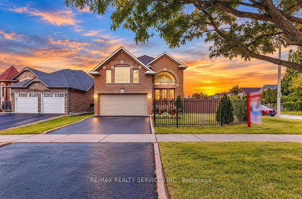 5772 Whitehorn Avenue, Mississauga, ON L5V 1W1 – main photo