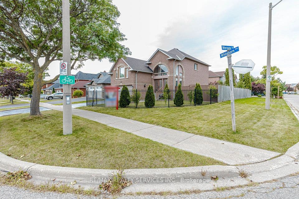 5772 Whitehorn Avenue, Mississauga, ON L5V 1W1 – photo 3