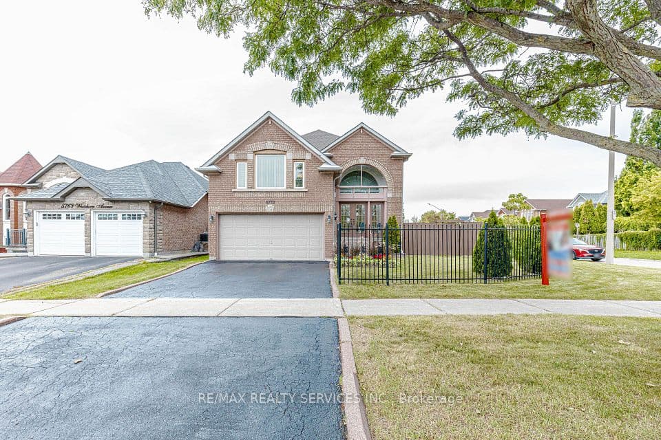 5772 Whitehorn Avenue, Mississauga, ON L5V 1W1 – photo 2