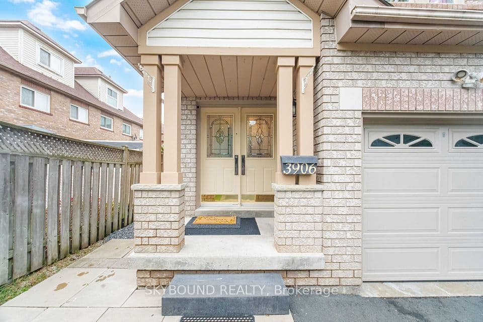 3906 Zenith Court, Mississauga, ON L5N 6Z8 – photo 2