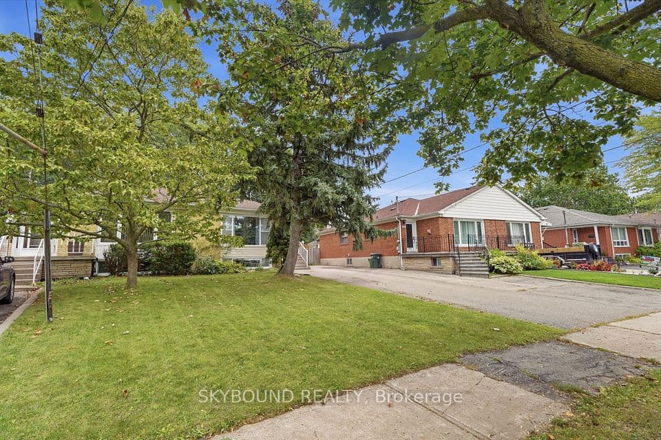 3427 Fellmore Drive, Mississauga, ON L5C 2E1 – photo 3