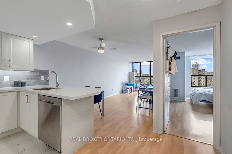 25 Agnes Street 903, Mississauga, ON L5B 3X7 – photo 3