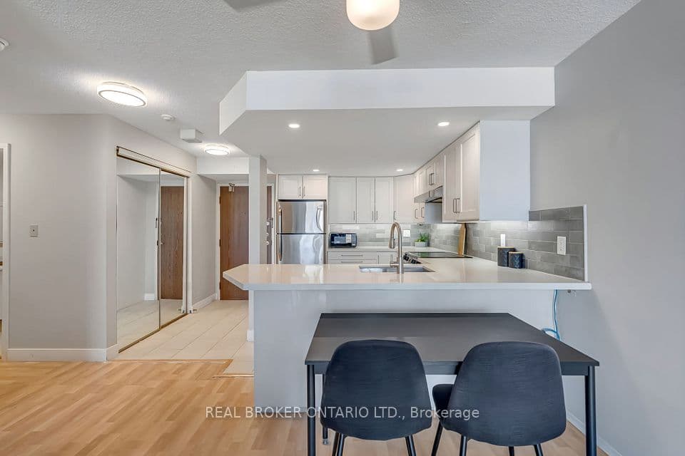 25 Agnes Street 903, Mississauga, ON L5B 3X7 – main photo