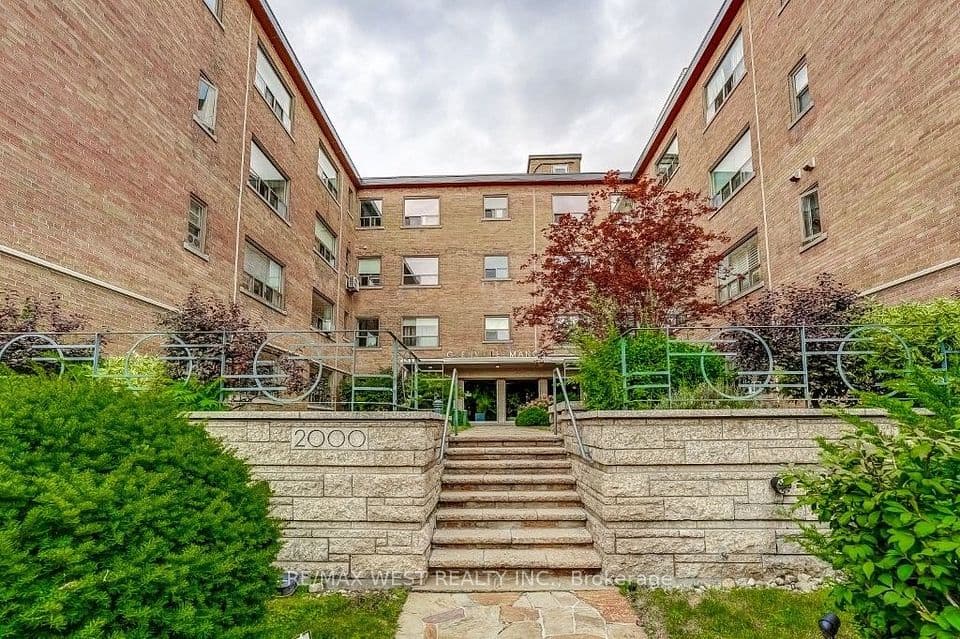 2000 Bloor Street W 203, Toronto, ON M6P 3L2 – main photo