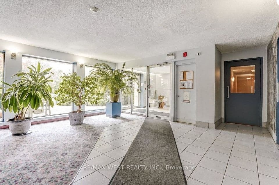 2000 Bloor Street W 203, Toronto, ON M6P 3L2 – photo 3