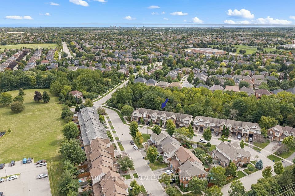 2495 Wooden Hill Circle, Oakville, ON L6M 4E3 – photo 2
